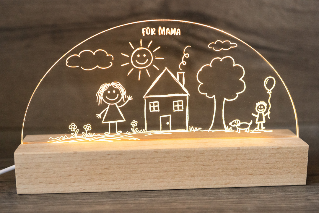 Personalisierte LED-Tischlampe mit gravierter Kinderzeichnung und Schriftzug „Für Mama" auf Acrylglas und Holzsockel, warmweißes Licht